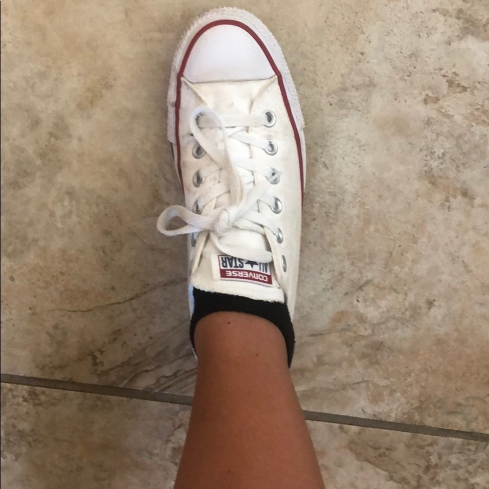 Low top women’s white converse